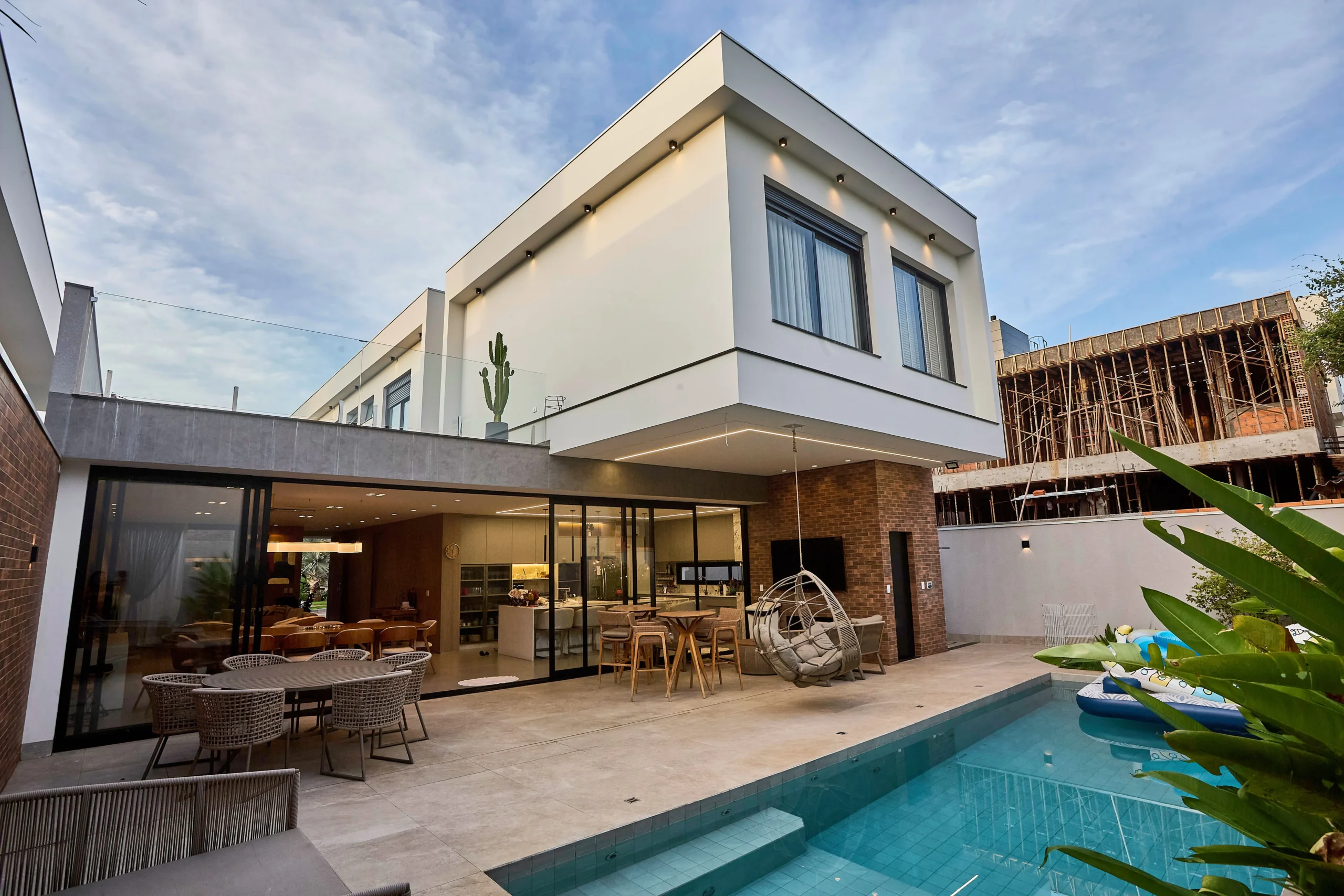 Casa brasileira contemporânea com piscina e área de convivência.